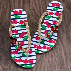 شحاطة (شبشب) نسائي ابيض مزركش بلون احمر واخضر ومزين بالاحجار شحاطة (شبشب) نسائي ابيض مزركش بلون احمر واخضر ومزين بالاحجار